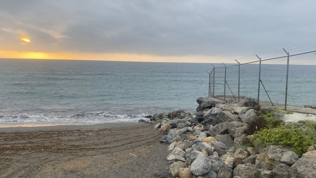 Dieciséis inmigrantes han logrado cruzar el mar a nado y alcanzar la costa de Ceuta en las últimas horas