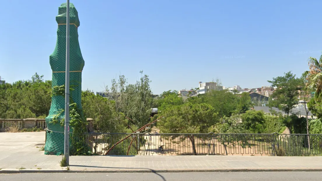 Dos ladrones magrebíes roban a unos turistas e intentan tirar a unos de ellos por un puente de Barcelona