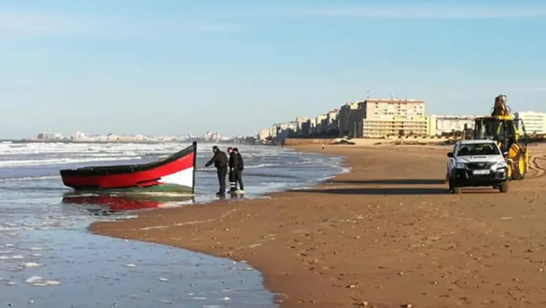 Llega una patera con más de 20 inmigrantes magrebíes a la Playa de La Cortadura de Cádiz