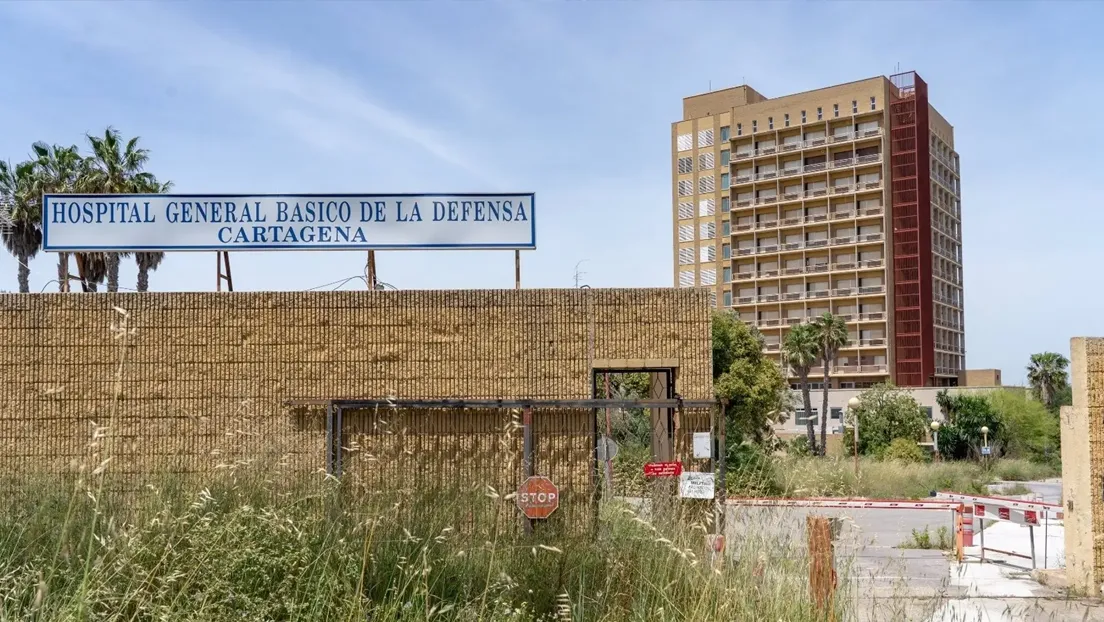 El Ayuntamiento de Cartagena precinta tres carpas habilitadas para inmigrantes llegados de Canarias en el Hospital Naval