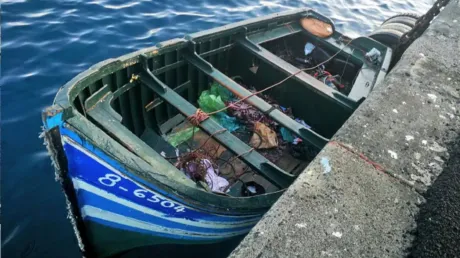 Una patera con 14 inmigrantes magrebíes alcanza por sus propios medios la playa del Corralete de Almería - octubre 2024