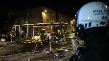 Terror en Lisboa tras la muerte de un inmigrante: disturbios, apuñalamientos, vehículos incendiados y enfrentamientos con la Policía - octubre 2024