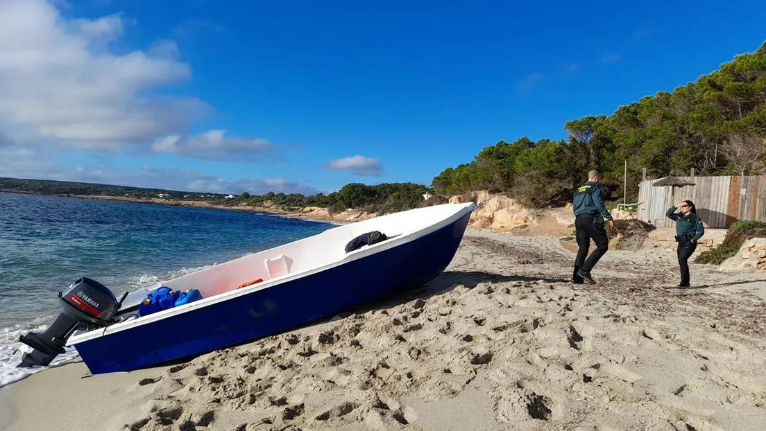 Una nueva patera con 17 inmigrantes magrebíes ha llegado este sábado a la isla de Cabrera