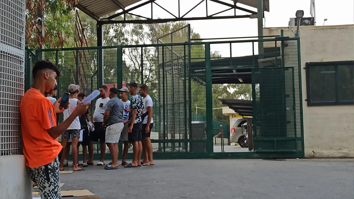 Un inmigrante argelino detenido por amenazar con cuchillo a un compañero y a un vigilante de seguridad en el CETI de Ceuta