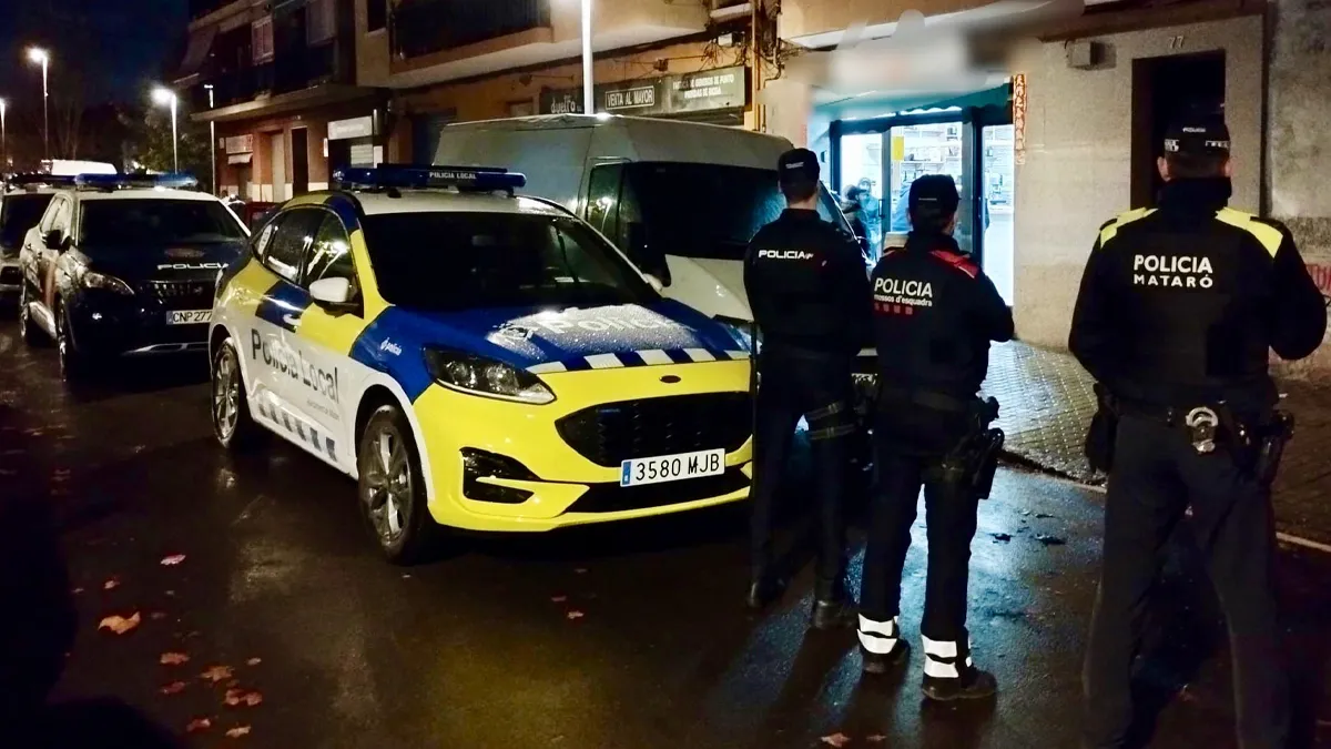 Una turba de magrebíes se enfrenta a la policía tras una detención por infracción de tráfico en Mataró (Barcelona)