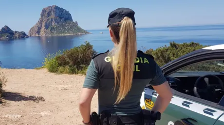 Localizan el cuerpo de un fallecido y a otros 16 inmigrantes con vida que iban a bordo de una «patera-taxi» en Almería - diciembre 2024