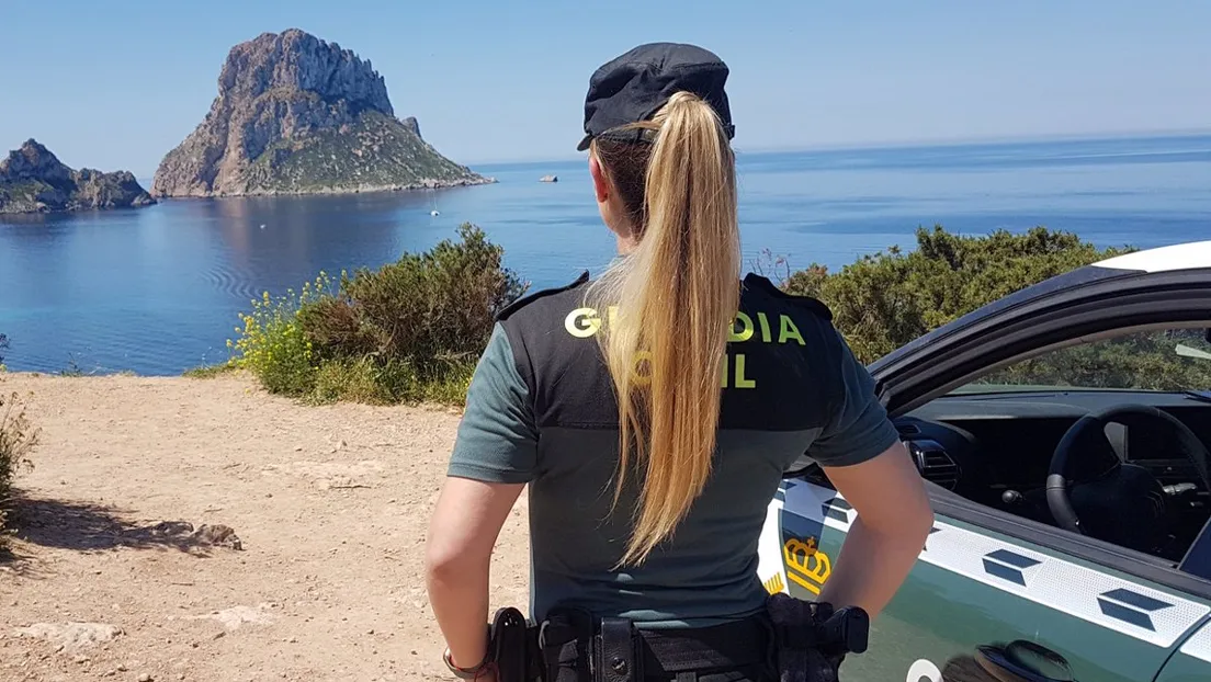 Localizan el cuerpo de un fallecido y a otros 16 inmigrantes con vida que iban a bordo de una «patera-taxi» en Almería