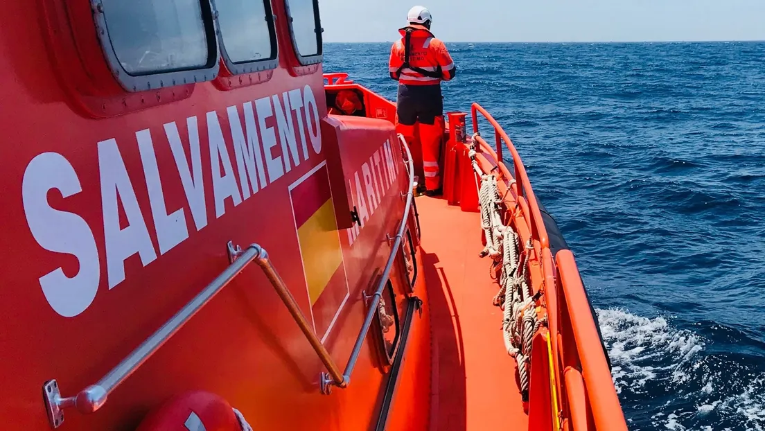 Llega un cayuco con 63 inmigrantes subsaharianos al Puerto de Los Cristianos de Tenerife