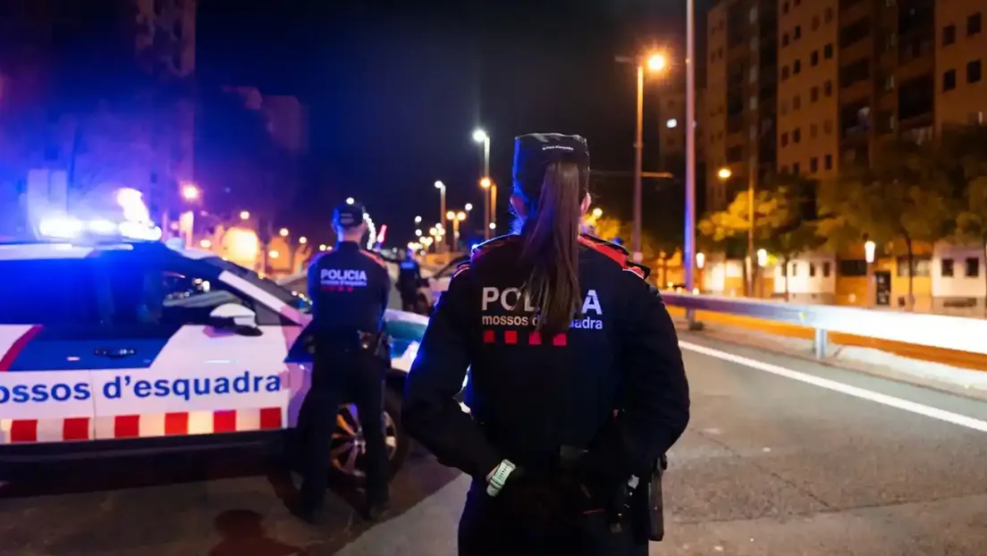 Un sudamericano apuñala a su hijo de 10 años y luego se lanza por el balcón de un piso en Barcelona