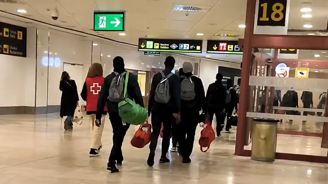 El Gobierno traslada a 178 inmigrantes ilegales desde Canarias a Madrid-Barajas en un nuevo vuelo y a más de 500 en 48 horas