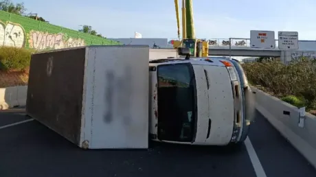 La policía detiene a un argelino y busca a otro por robar un camión y volcarlo en una carretera en Mallorca - noviembre 2024