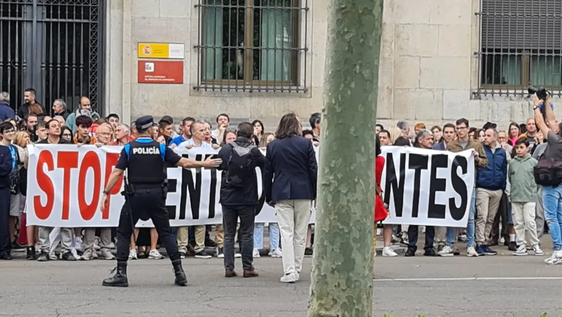 Agentes de la Policía estuvieron presentes en la manifestación pacífica contra el centro de menas de Villarrodrigo