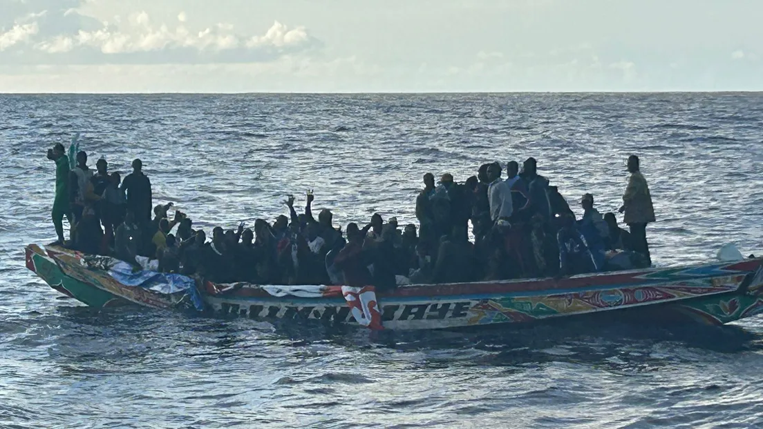 Localizan alrededor de 225 inmigrantes a bordo de dos nuevos cayucos frente a la costa de El Hierro