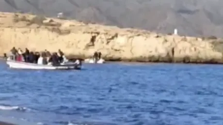 Momento de la llegada de dos «pateras-taxi» con 23 inmigrantes argelinos a una playa de Águilas (Murcia) - noviembre 2024