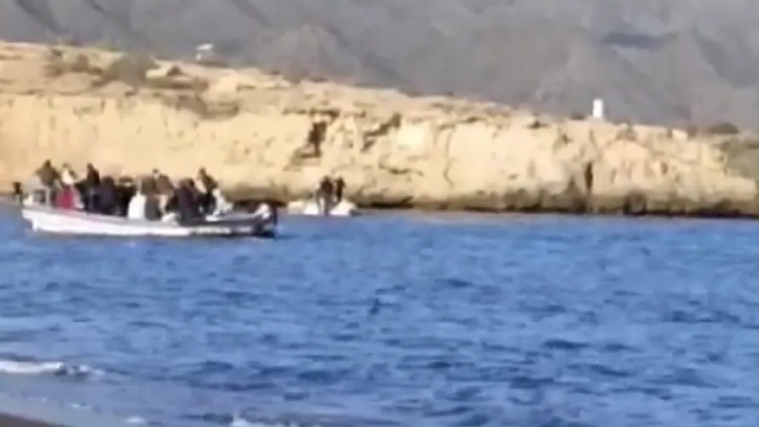 Momento de la llegada de dos «pateras-taxi» con 23 inmigrantes argelinos a una playa de Águilas (Murcia)