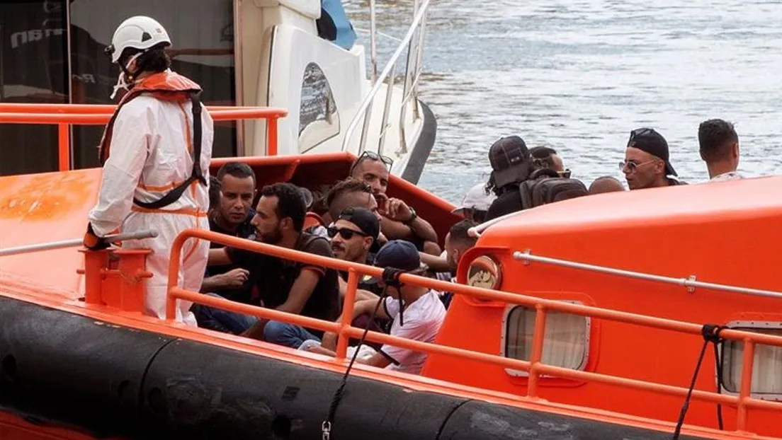 La Guardia Civil ha localizado este lunes a cuatro pateras con 56 inmigrantes frente a la costa de Cartagena