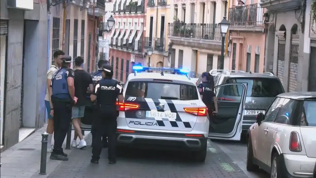 La Policía detiene a 11 inmigrantes con armas blancas y palos durante una pelea entre más de 30 magrebíes y dominicanos en Madrid