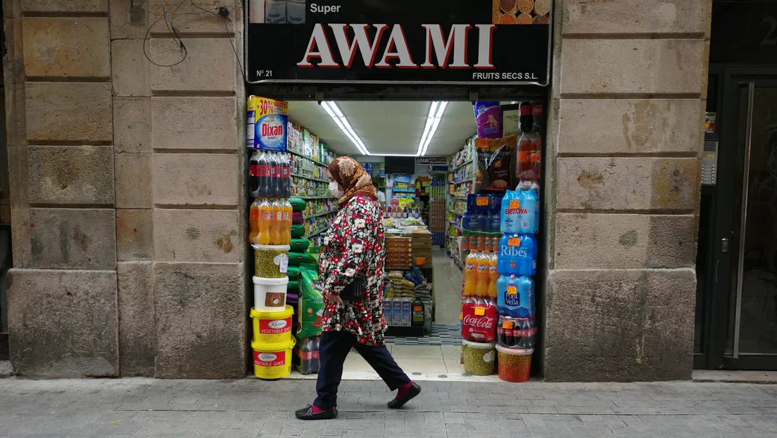 Operativo policial en seis supermercados ilegales Awami en Badalona: 16 inmigrantes sin papeles detenidos y diversas actas levantadas