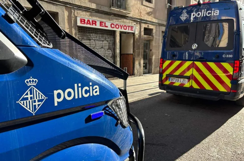 Registros por parte de los agentes en varios locales de la calle Robador