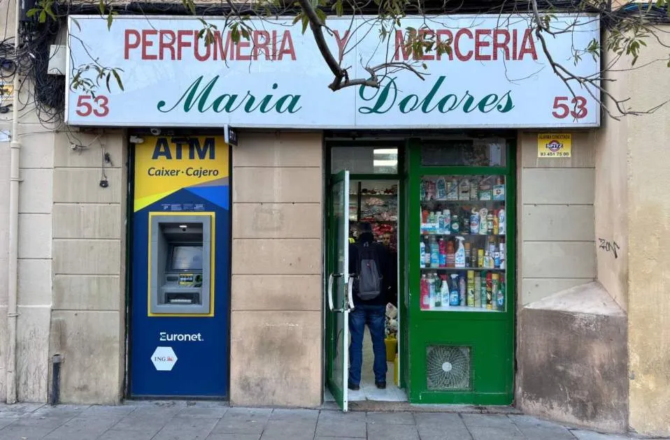 Droguería/Mercería en el cruce de la calle