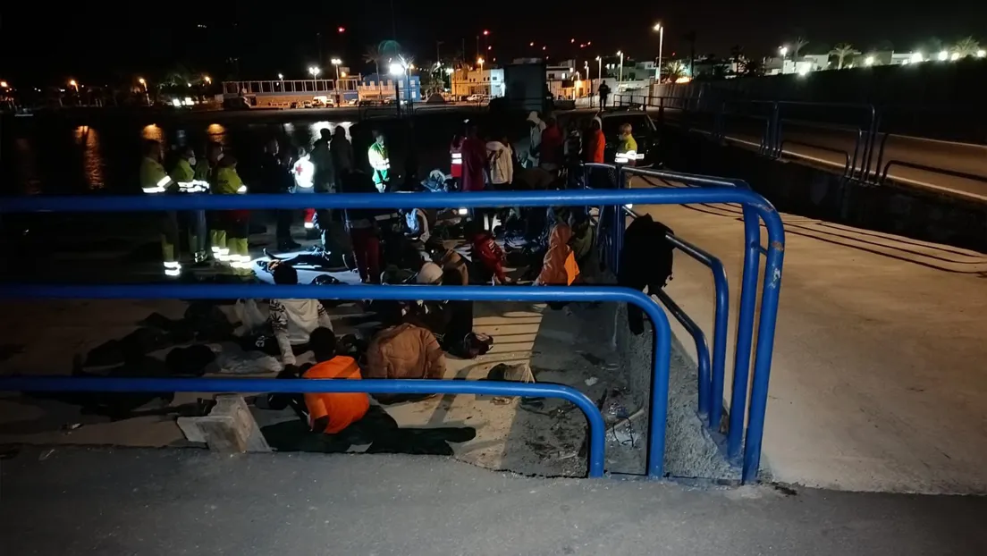 Un cayuco con 65 inmigrantes a bordo ha desembarcado por sus propios medios en el muelle del Castillo del Romeral (Gran Canaria)