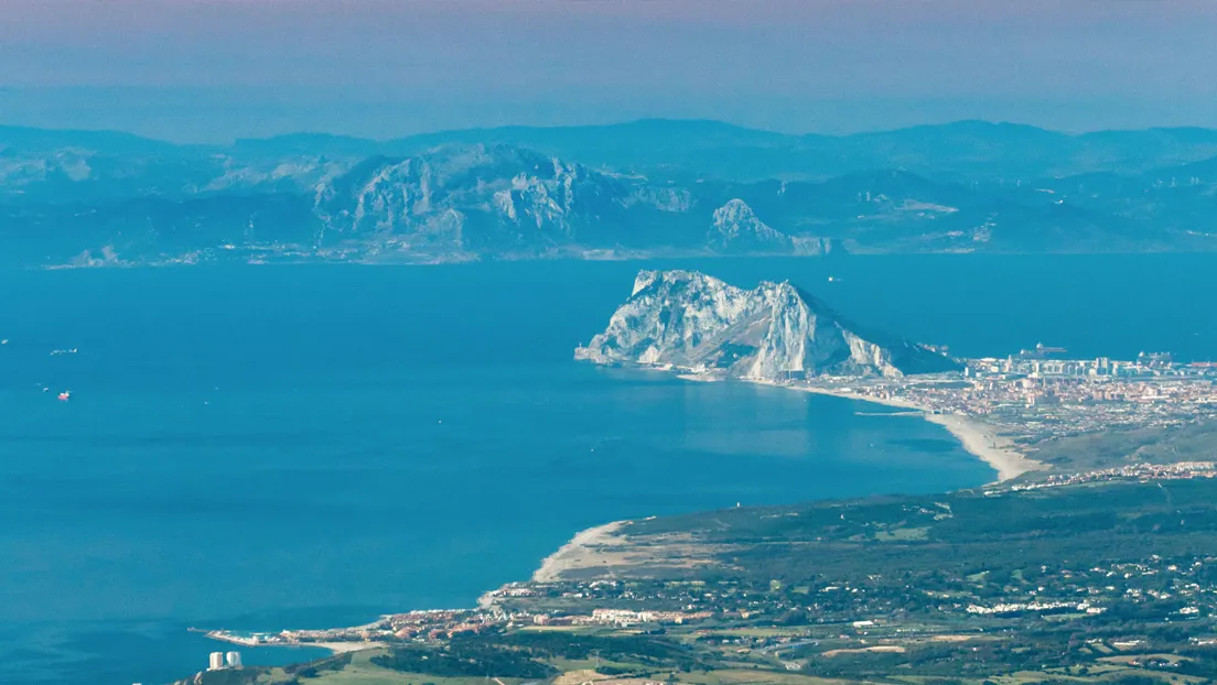 Localizan una balsa hinchable de juguete con cinco inmigrantes a bordo que navegaba desde el Estrecho de Gibraltar hacia Cádiz