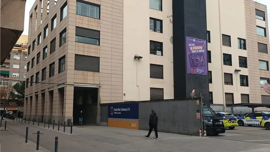 Un indigente pakistaní con tratamiento psiquiátrico entra a una comisaría en L'Hospitalet con tres cuchillos para autolesionarse