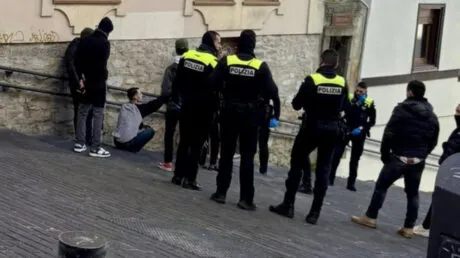 Tres inmigrantes okupas amenazan a una vecina en Vitoria: «Cuando se vayan los policías vamos a violarte» - enero 2025