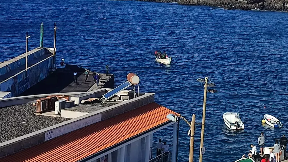 Un cayuco con decenas de inmigrantes llega por sus propios medios al sur de Tenerife