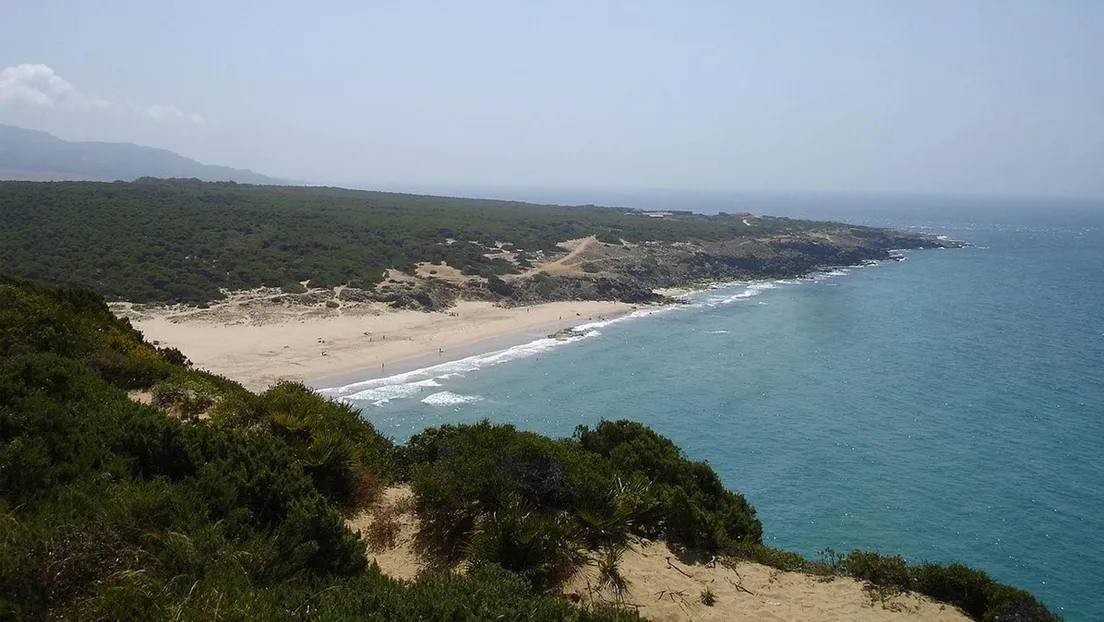 El Ejército intercepta a dos inmigrantes y busca al menos a cinco más tras llegar en una embarcación a una playa de Tarifa (Cádiz)