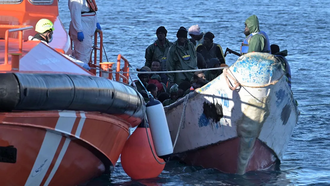 Llegan 67 inmigrantes a El Hierro en un cayuco escoltado por Salvamento Marítimo