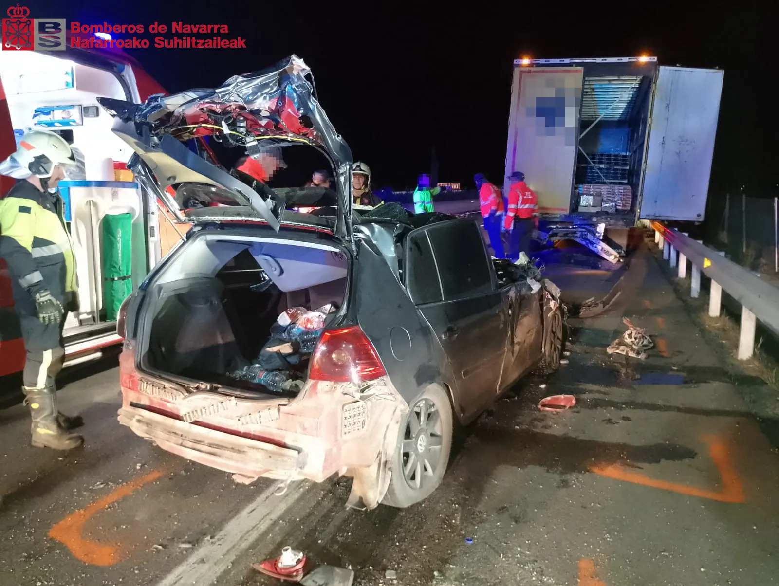 El coche del fallecido quedó en estado siniestro tas empotrarse contra el camión