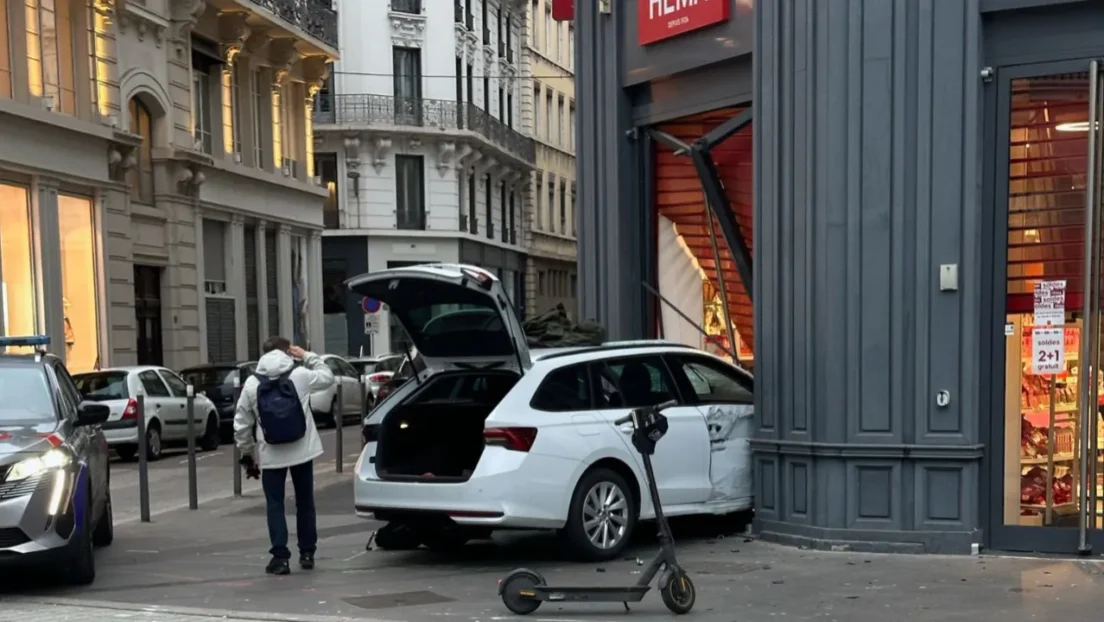 Un menor argelino roba un coche y lo estrella contra una tienda tras una persecución policial en Lyon (Francia)