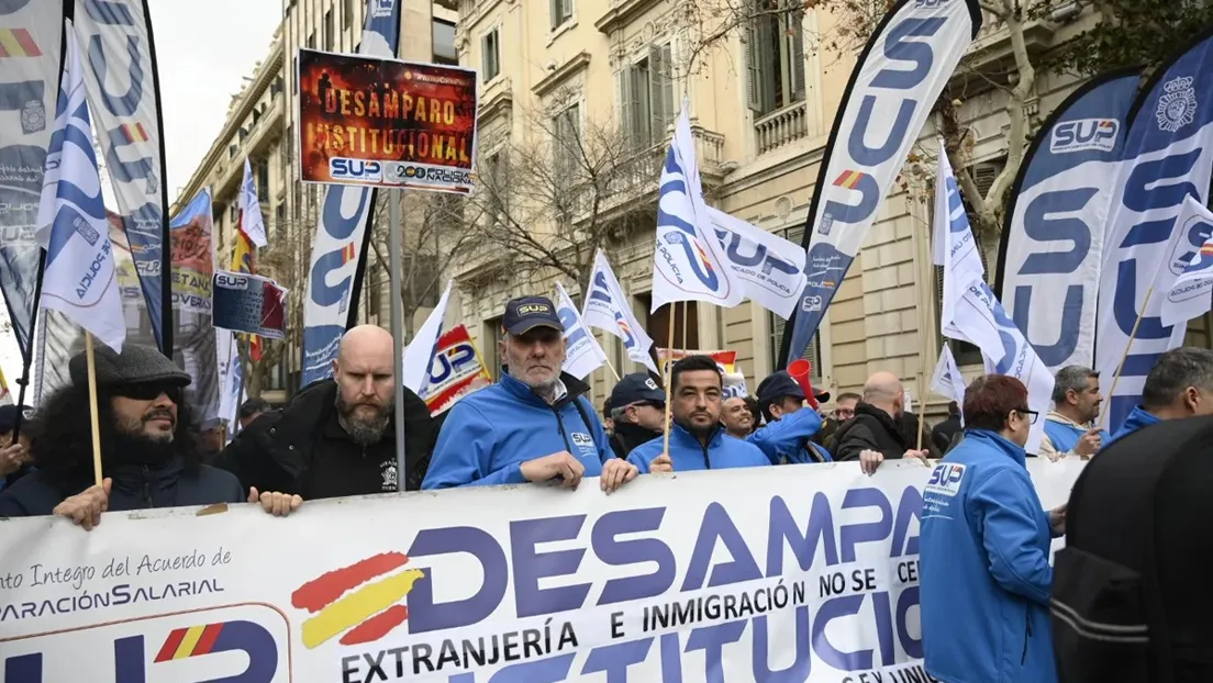 Protesta de policías en Barcelona contra el traspaso de competencias en inmigración a los Mossos d'Esquadra