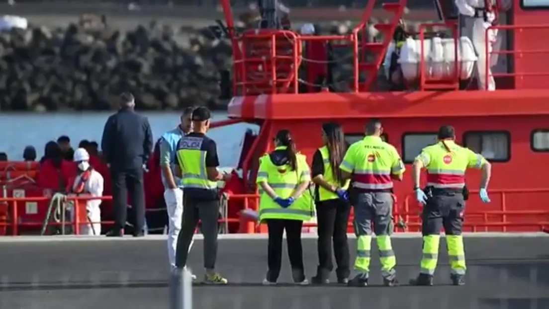 Una nueva embarcación llega a El Hierro y eleva a 561 el número de inmigrantes arribados este martes a España en 12 pateras y cayucos