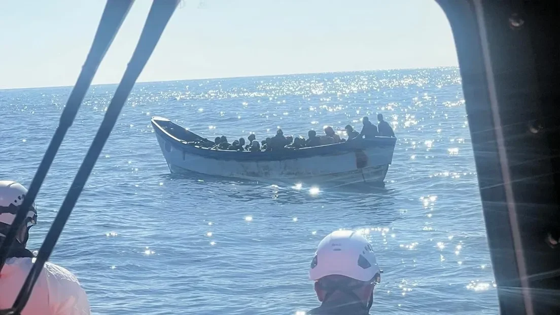 Un cayuco con 64 inmigrantes localizado en Gran Canaria y una patera con 22 llega a Ibiza por sus propios medios