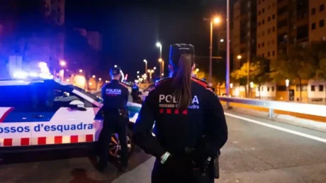 Un menor de 17 años apuñalado en el abdomen en Barcelona: Los Mossos buscan a dos magrebíes - febrero 2025