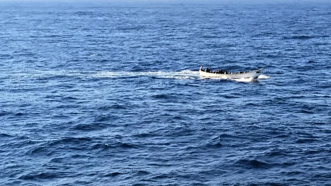 Salvamento Marítimo traslada un cayuco con 61 inmigrantes a Tenerife tras el aviso de un ferry