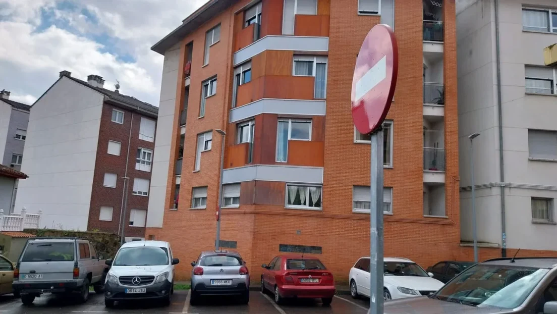 Menor magrebí de 13 años en estado crítico tras lanzarse por la ventana de un tercer piso en Asturias presuntamente tras acuchillar a su hermana