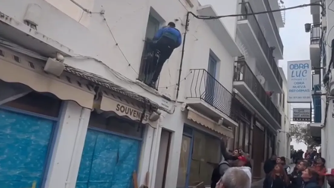 Los vecinos estallan contra los marroquíes que okuparon una vivienda en San Antonio Abad (Ibiza)