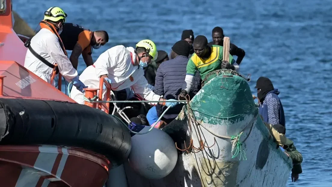 Tres cayucos con 214 subsaharianos han sido trasladados hasta el Hierro y Gran Canaria durante las últimas horas