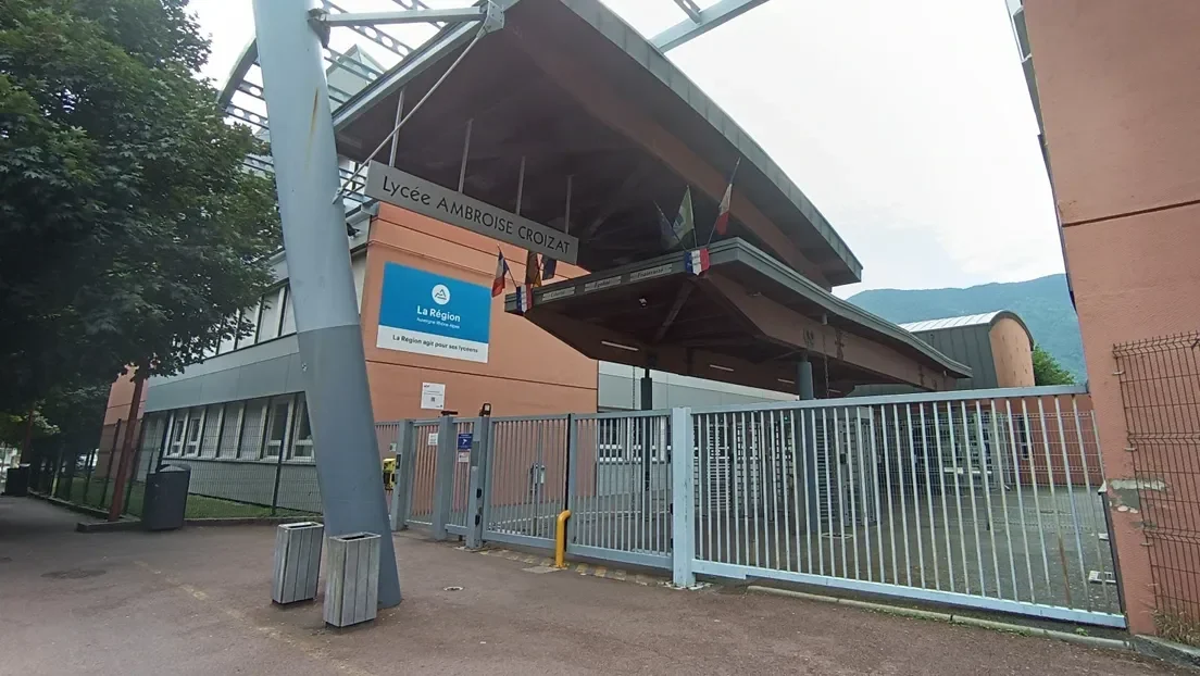 Tres menores magrebíes asaltan con un cuchillo y gas lacrimógeno a dos alumnas durante el recreo de un instituto en Auby (Francia)